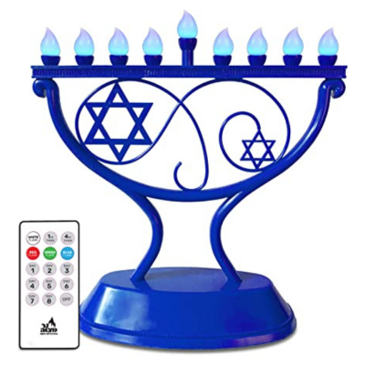Candelabro azul com nove luzes e controlo remoto em fundo branco