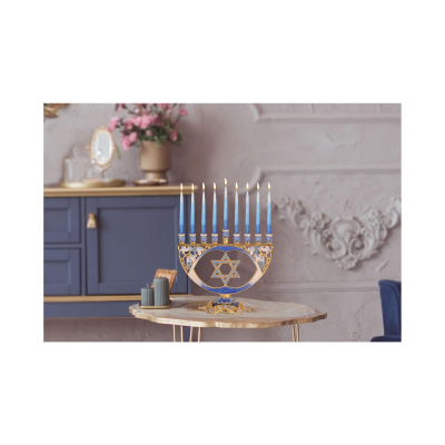 Castiçal Hanukkah azul e dourado com velas acesas