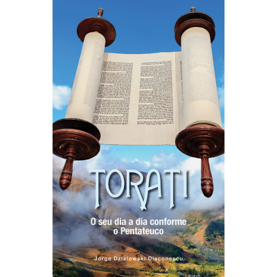 Livro com pergaminho aberto e título TORATI sobre paisagem natural