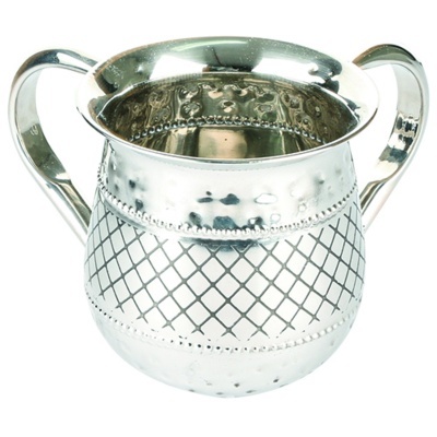 Jarro metálico prateado com alças e padrão de malha