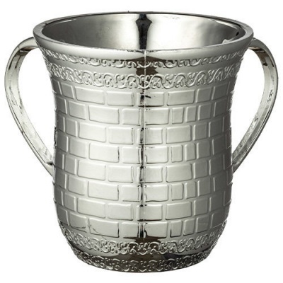Copo metálico prateado com padrão de tijolos e pegas laterais.