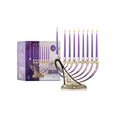 Menorá dourada com 9 velas roxas acesas e caixa roxa ao fundo