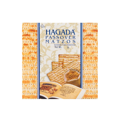 Pacote de matzot Hagada Passover com imagens de matzot e livro aberto