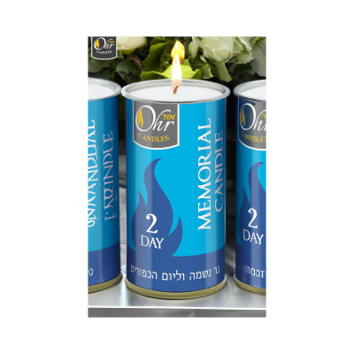 Velas Memorial Candle em latas azuis com texto em inglês e hebraico e flores ao fundo