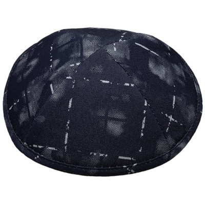 Kipá preta com padrão cinzento de linhas irregulares