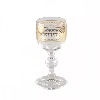 Cálice de vidro transparente com decoração dourada e texto em hebraico