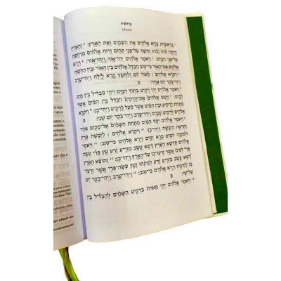 Página de livro aberto com texto em hebraico e marcador de página verde