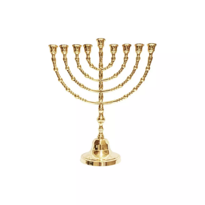 Menorá dourada em metal polido com sete braços