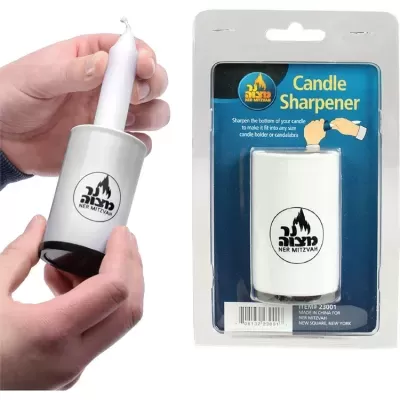 Afiador de velas branco com base preta e embalagem original azul com texto Candle Sharpener