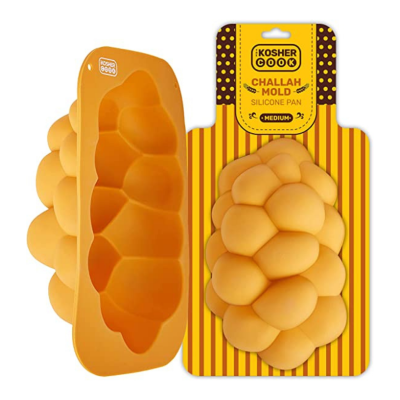 Forma de silicone laranja para pão challah com etiqueta amarela e castanha