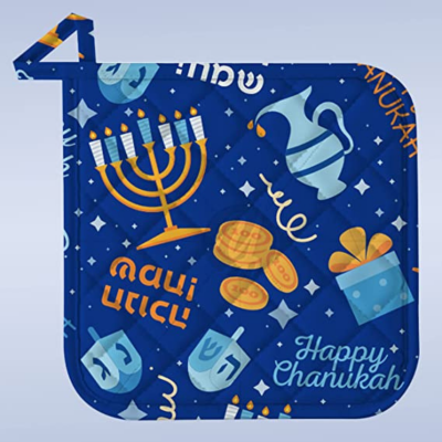 Suporte de panela azul com padrão de Chanukah incluindo menorá, moedas, presente, jarro, dreidels e texto em inglês e hebraico