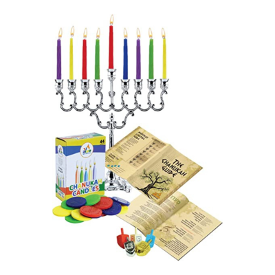 Conjunto de Chanuká com menorá prateada e velas coloridas, caixa de velas, dreidels, fichas coloridas e folhetos