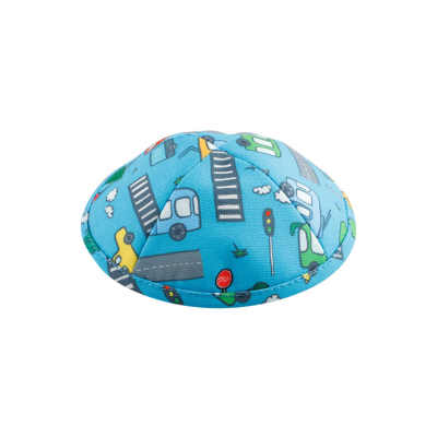 Chapéu azul de criança com estampado de trânsito