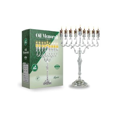 Candelabro Oil Menorah prata com nove velas acesas e embalagem verde