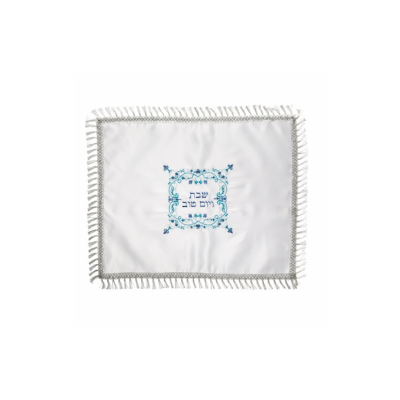 Capa de tecido branca com padrão azul e texto em hebraico no centro