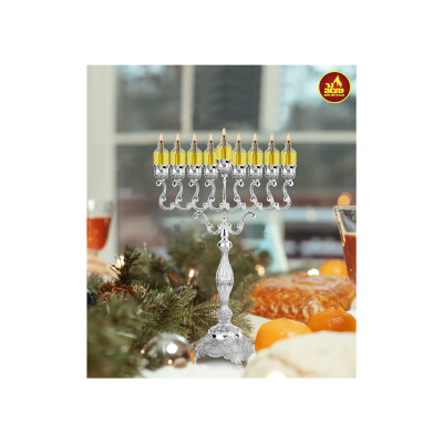 Castiçal prateado com 9 velas amarelas acesas em ambiente festivo interior