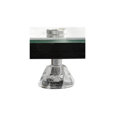 Torneira cromada com botão de rosca em superfície preta e branca