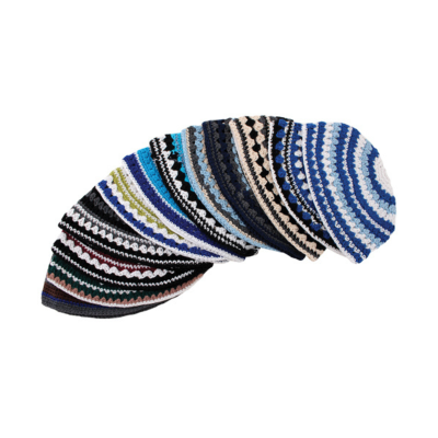 Conjunto de boinas de malha coloridas em diferentes padrões dispostas em leque