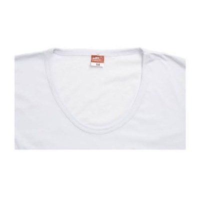 Camisola branca de algodão com gola redonda e etiqueta vermelha na gola