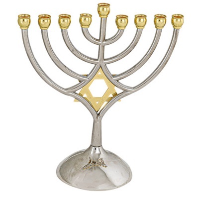 Candelabro menorá prateado com suportes dourados para velas e Estrela de Davi dourada