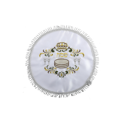 Toalha redonda branca bordada com coroa, texto hebraico, taças e pão.