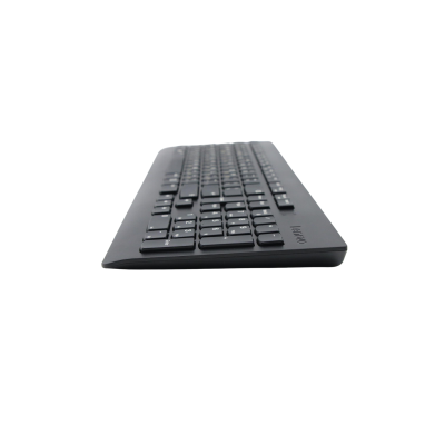 Teclado preto com teclas e corpo de plÃ¡stico visto de perfil