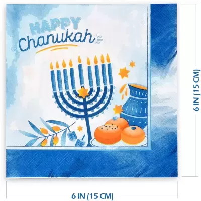 Guardanapo de papel azul e branco com menorá e texto HAPPY chanukah