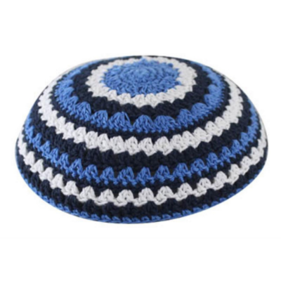 Kipá de croché azul claro, azul escuro e branco com padrão de círculos