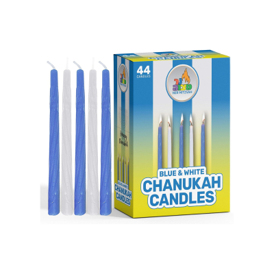 Caixa de velas Chanukah azuis e brancas com quatro velas ao lado.