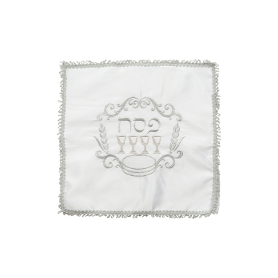 Toalha branca bordada com motivos em prateado e franjas na borda