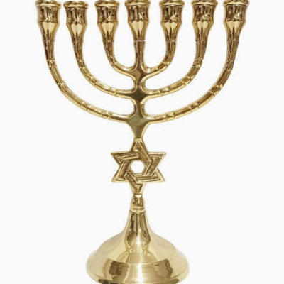 Castiçal menorá dourado com sete braços e Estrela de Davi