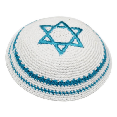 Kipá branca tricotada com Estrela de Davi azul