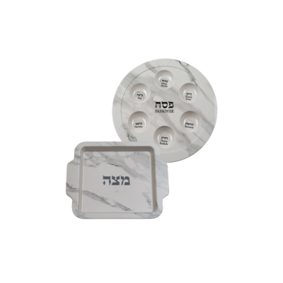 Conjunto de pratos de cerâmica marmoreados com inscrições em hebraico e inglês