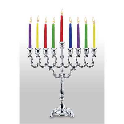 Castiçal de Hanukkah prateado com velas coloridas acesas