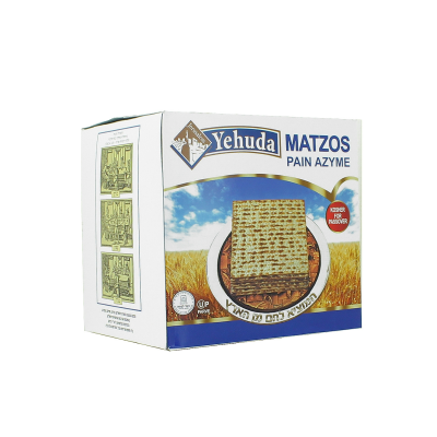Caixa de Matzos Yehuda Pain Azymé com imagem de matzá tostada e fundo de campo de trigo.