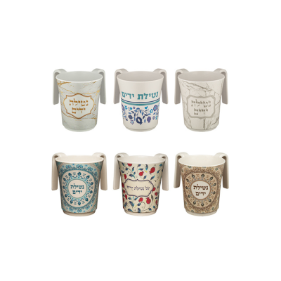 Seis canecas cerâmicas com padrões e textos em hebraico na frente, mostradas em duas filas de três, em fundo branco.