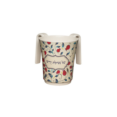 Copo cerâmico decorado com padrão floral e texto em hebraico