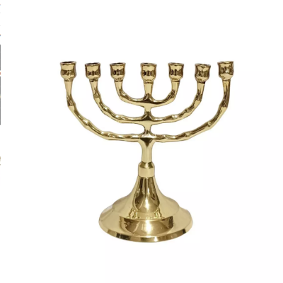 Castiçal dourado com sete braços para velas