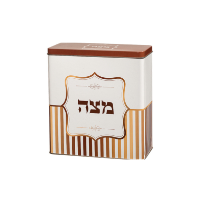 Lata decorativa com padrão de riscas castanhas e etiqueta em hebraico.