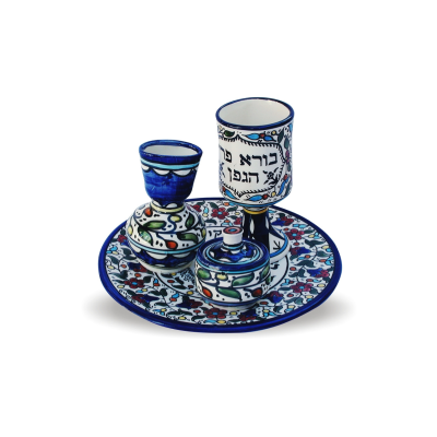 Conjunto de cerâmica decorativa azul com padrão floral e texto em hebraico