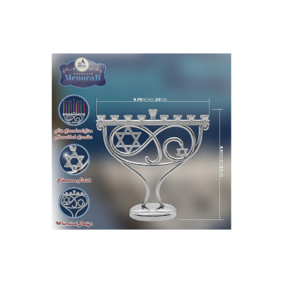 Menorá metálica prateada com símbolos e dimensões destacadas