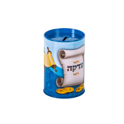 Pote azul com decoração de pergaminhos e moedas e texto em hebraico