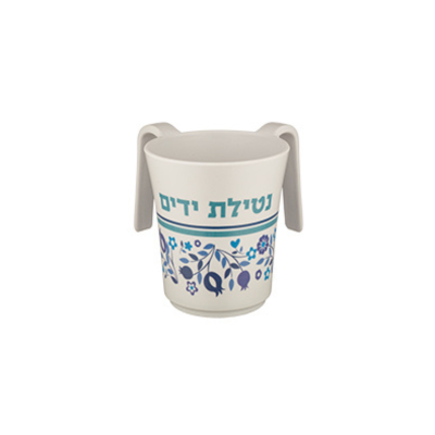 Caneca branca com alças e padrão floral azul e roxo com texto em hebraico