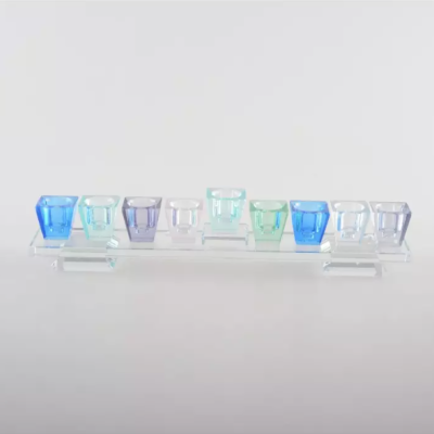 Conjunto de oito copos de vidro colorido sobre base transparente