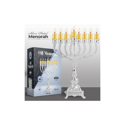 Menorá prateada decorativa com oito braços e velas amarelas, ao lado de sua caixa de embalagem.
