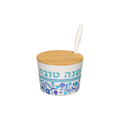 Pote de cerâmica branca com tampa de madeira e colher