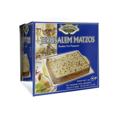Embalagem azul de Jerusalem Matzos com pão matzá em prato prateado