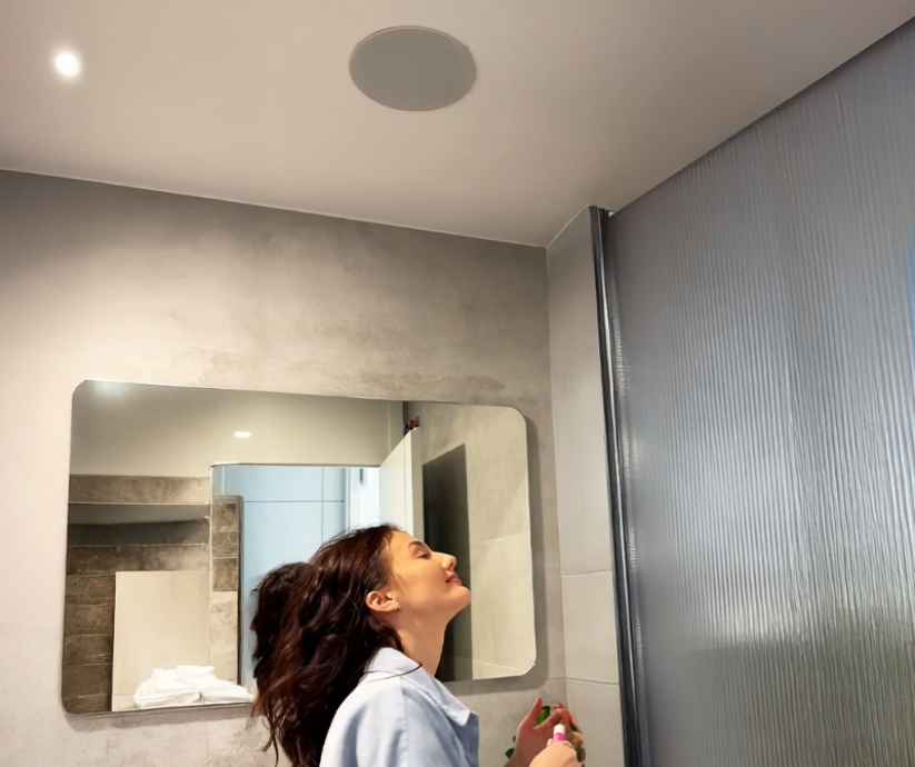 Espelho de parede retangular com cantos arredondados numa casa de banho moderna