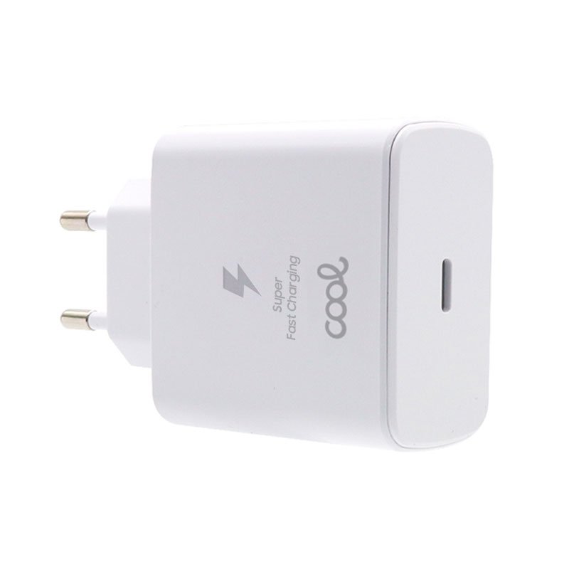 COOL | Carregador Universal Ultra Fast Charger (PD) Type-C (45W) Branco Carregador CA branco com texto e símbolo e ficha de dois pinos
