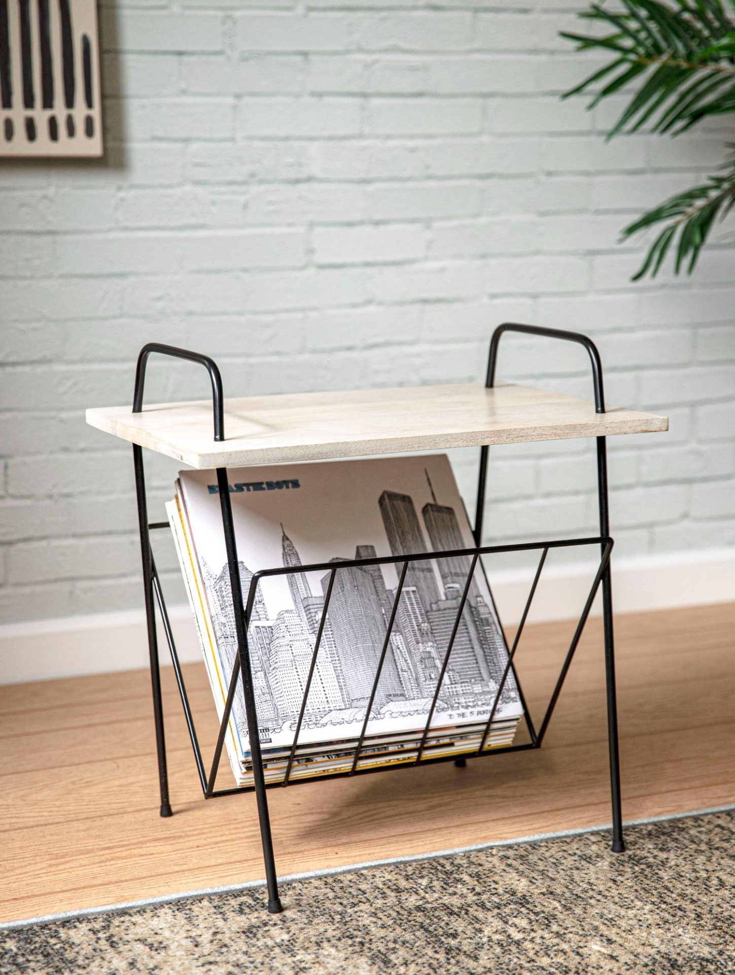 Crosley Wilshire – Suporte Artístico para Discos de Vinil em Madeira de Manga e Ferro Mesa de apoio metálica com tampo de madeira clara e suporte para revistas